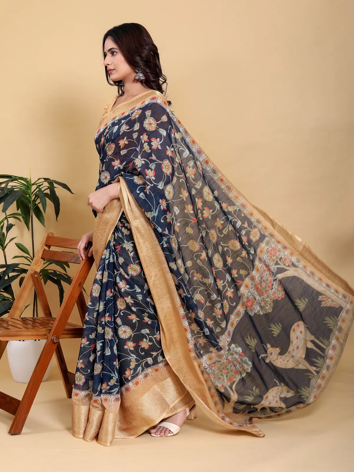 Elegant Navy blue floral print saree - Image 4 in Kolkata